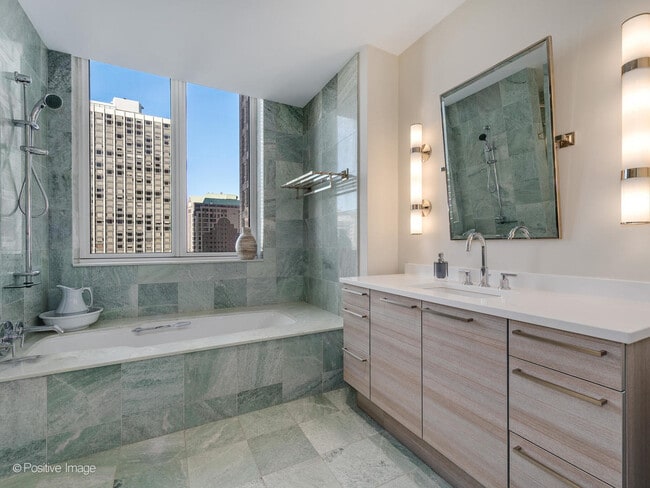 Building Photo - 10 E Delaware Pl