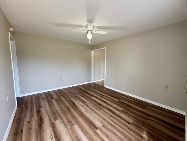 Building Photo - 204 N 16th Ave