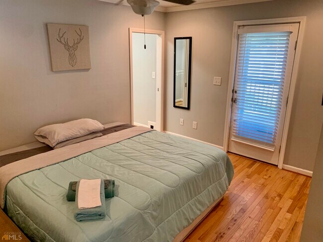 Building Photo - 1637 Laurel Ave NW