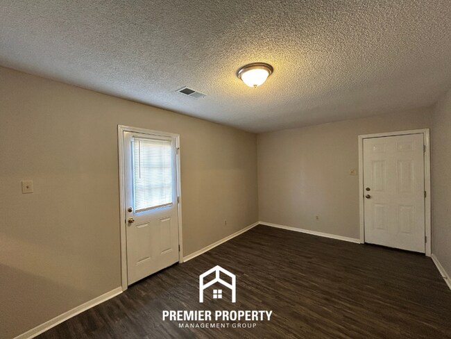 Building Photo - 3BR/2BA Home w/ Vaulted Ceilings, Brick Fireplace & 2-Car Garage in Memphis