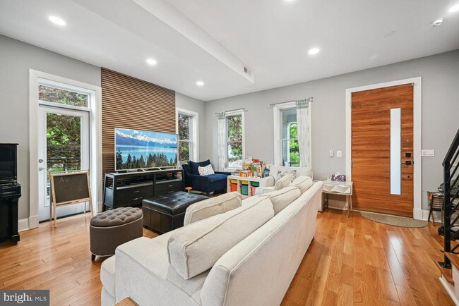 Building Photo - 522 F St NE