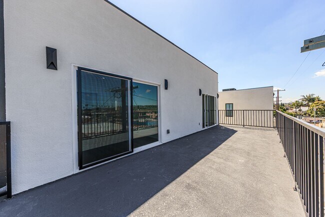 Building Photo - 2847 S Victoria Ave