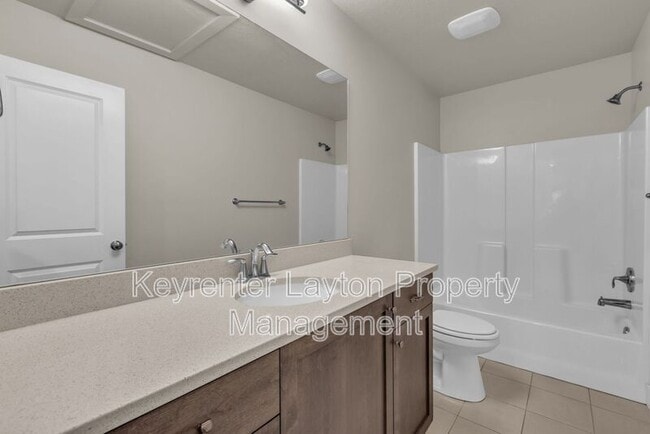 Building Photo - 1447 E Daylily Ct