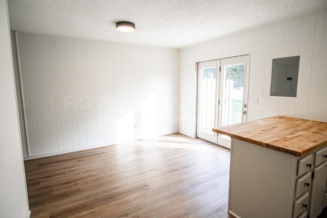 Building Photo - 3112 E Governor John Sevier Hwy