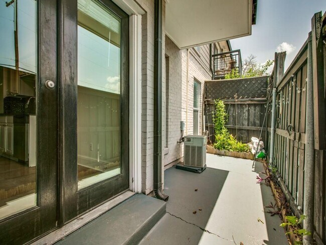 Building Photo - Remodeled Central Dallas Condo