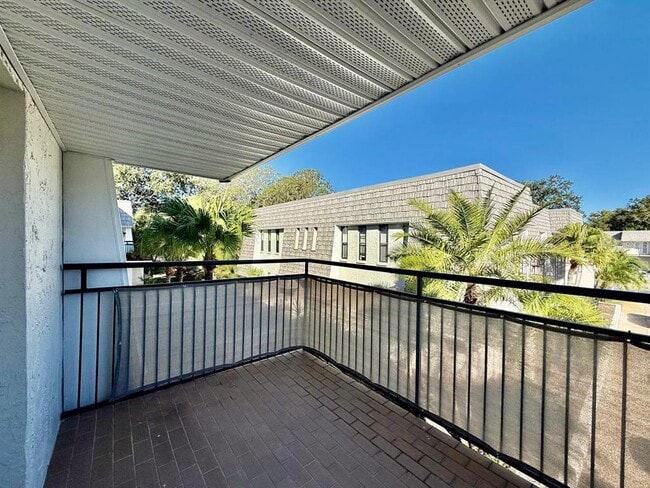 Building Photo - 704 Lyndhurst St