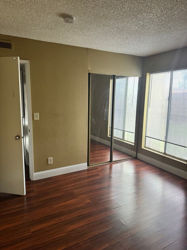 Building Photo - 4814 E Rialto Ave