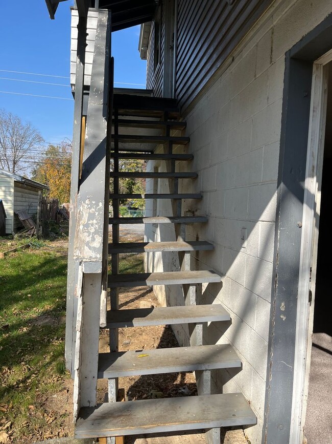 Building Photo - 4-Bedroom, 1-Bath Single Family Home