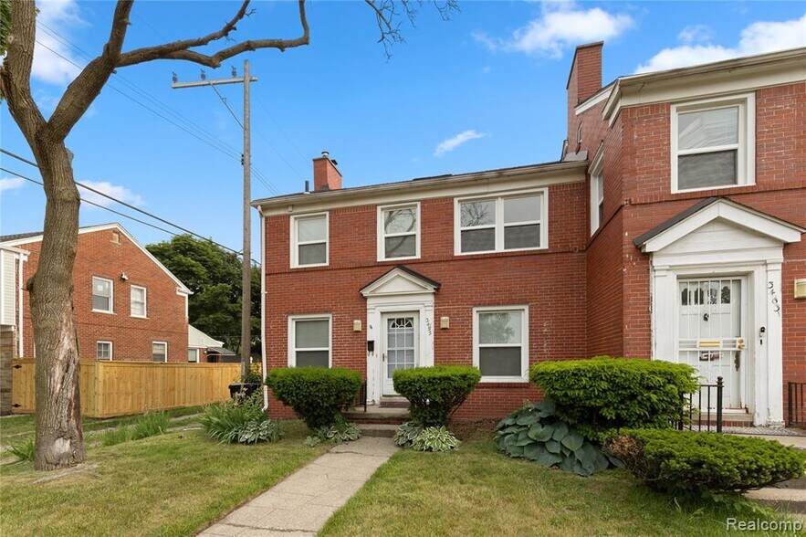 Building Photo - 3455 Santa Maria St