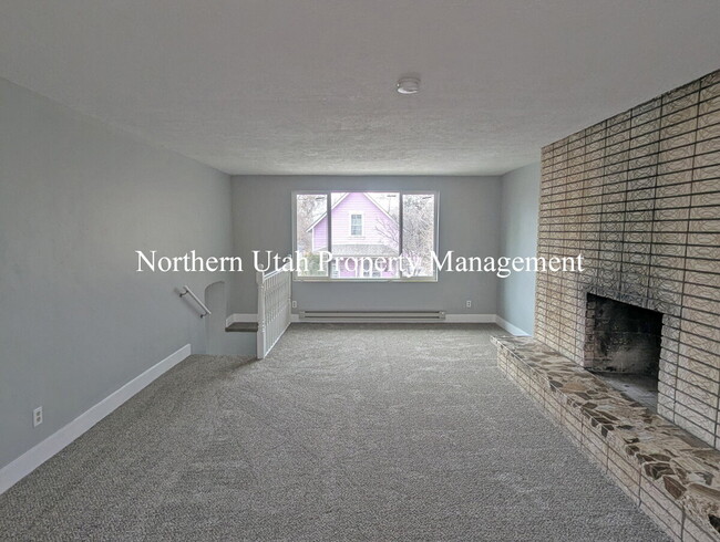 Building Photo - 4 Bed, 2 Bath