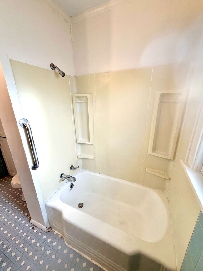 Building Photo - 3 Bedroom with a bonus room, 1 Bath Available!