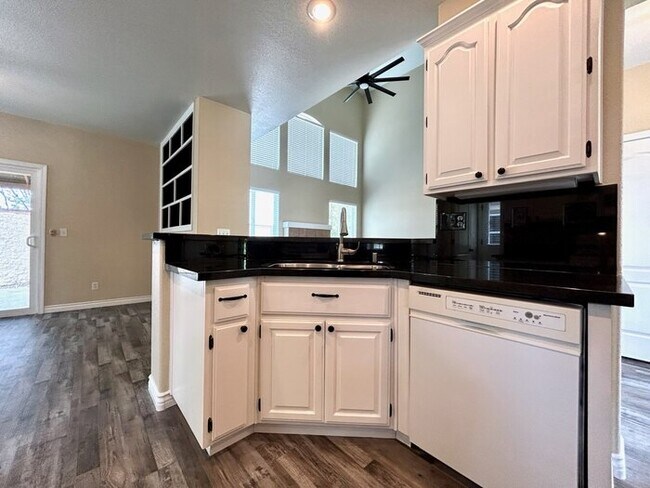 Building Photo - Gated Community! Beautiful 3bd/2.5bth in Folsom