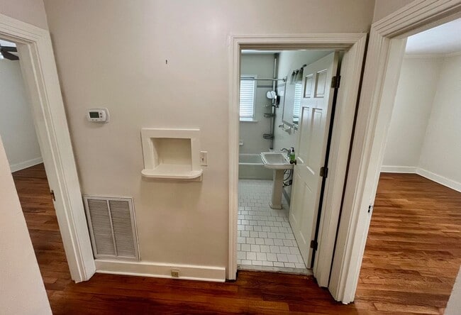 Building Photo - Pet Friendly Home with Fenced Yard in Sylvan Park, 3 Bedrooms/ 1 Bath, Minutes to the Greenway