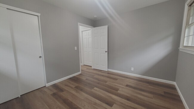 Building Photo - 910 Rexdale Dr