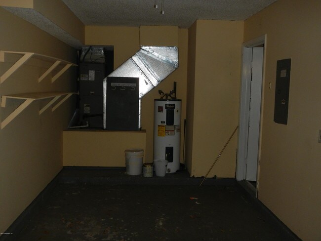 Building Photo - 517 Tuxedo Ct