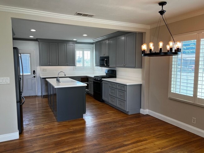 Building Photo - 3 Bed 2 Bath Home For Rent in an Excellent...