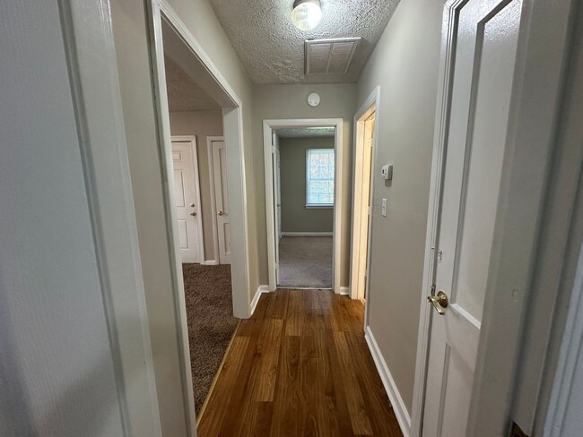 Building Photo - Cute One Level House with Eat-In Kitchen
