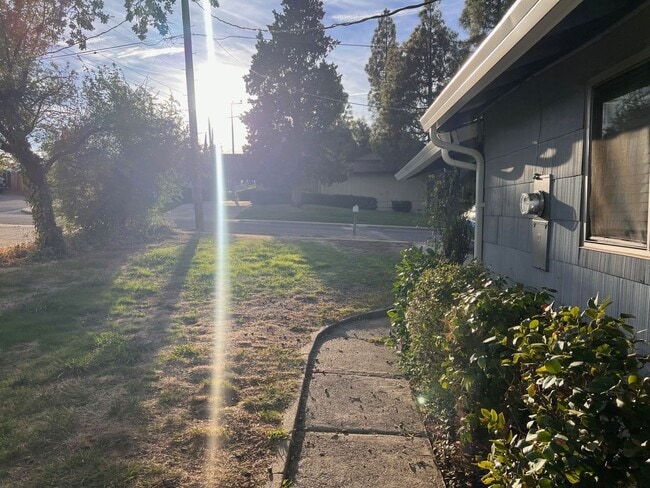 Building Photo - 3 Bedroom w/ Bonus Room on Westside Redding