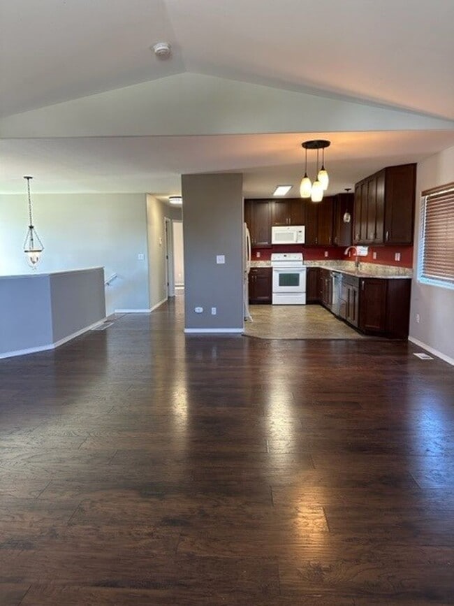 Building Photo - The Perfect Family Home! Large Yard, Deck ...