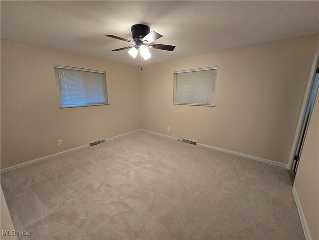 Building Photo - 5229 Evergreen Dr