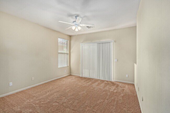 Building Photo - Excellent location! Community Pool and parks! Appliances included!