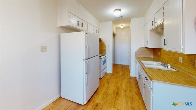 Building Photo - 3705 Hereford Ln