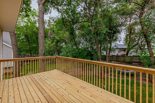Building Photo - THOUGHTFULLY UPDATED!! 4 Bedroom, 3 Bathroom Home in Urbandale!