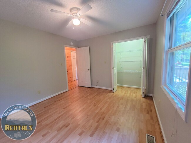 Building Photo - 3/2 One-Level Living Cabin in A Serene Setting!