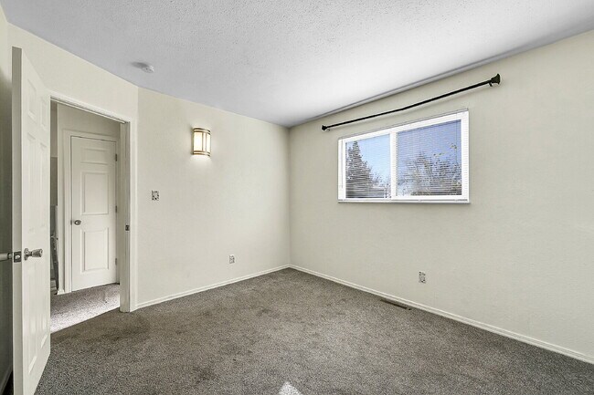 Building Photo - $1,900.00, 3-bed, 2-bath located in Colora...