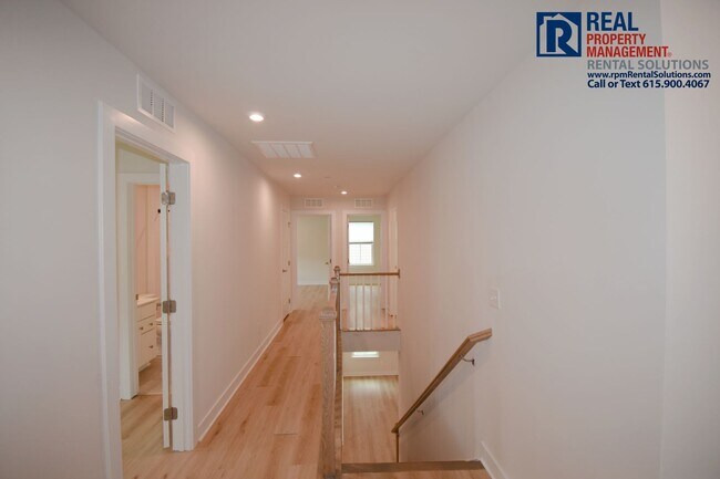 Building Photo - Luxury 4 bd 3.5 bath with office, bonus ro...