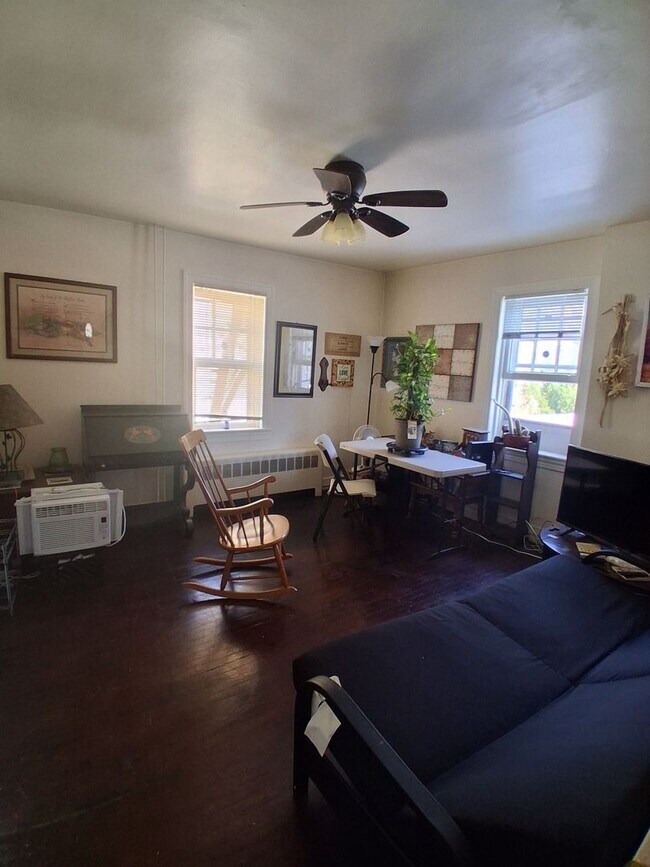 Building Photo - Quiet Responsible Household second floor bedroom for rent