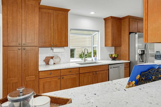 Building Photo - 5bd/2.5ba Bellevue Home
