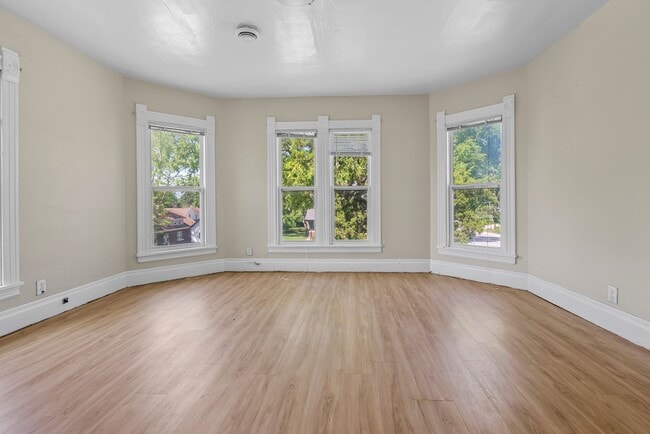 Building Photo - 1804 1/2  College St (Upper Level)