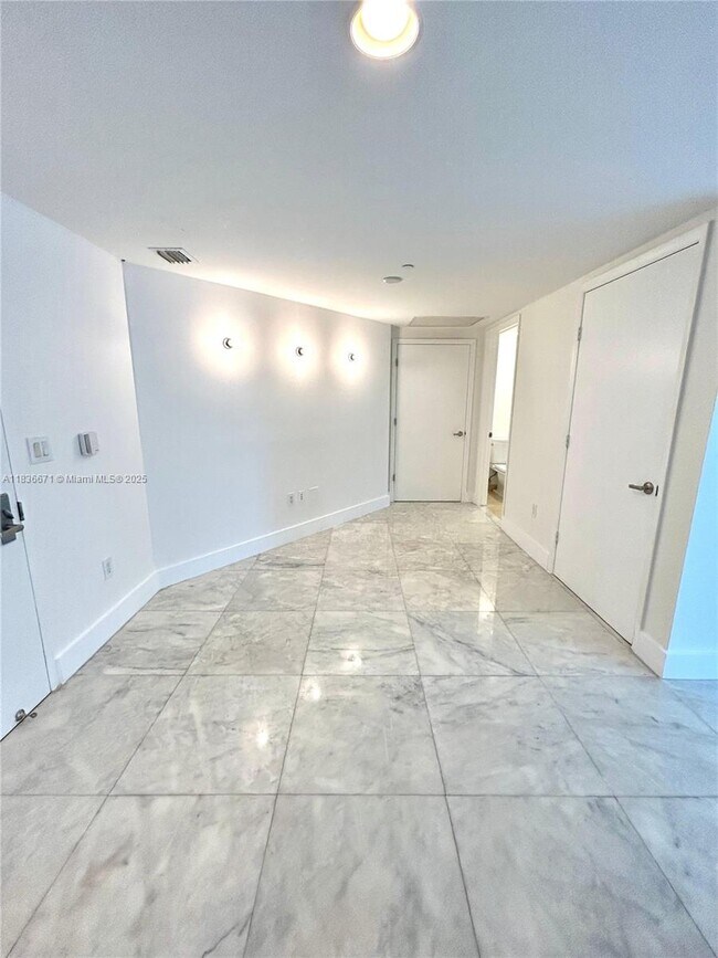 Building Photo - 475 Brickell Ave