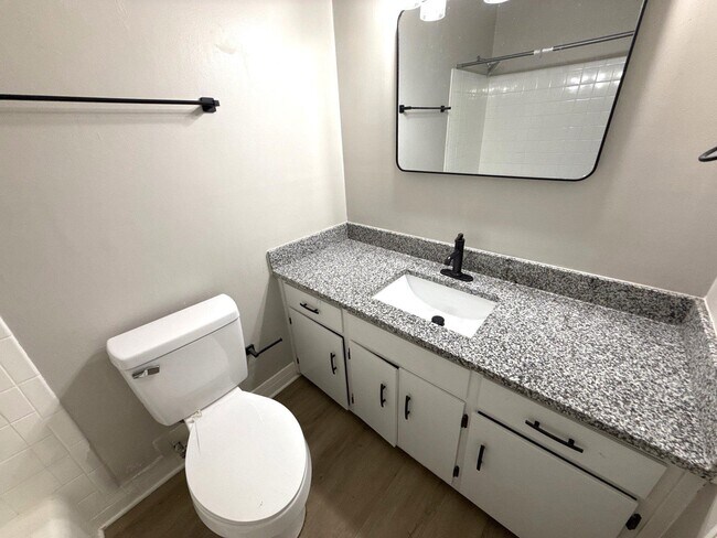 Building Photo - 710 Greenbriar Dr