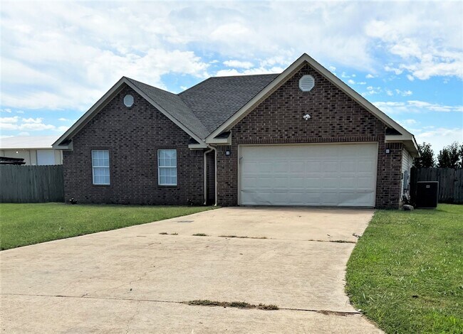 Building Photo - 3 Bedroom, 2 Bath Home in Valley View with Privacy Fenced in Backyard! June move in!!