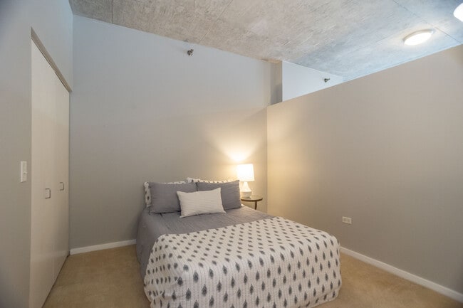 Building Photo - 1620 S Michigan Ave