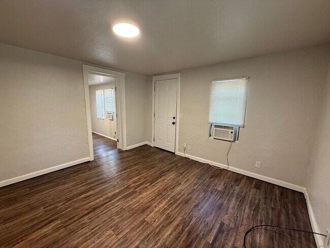 Building Photo - 1612 N Villa Ave
