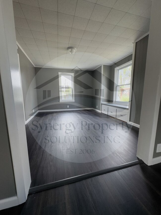 Building Photo - Crestline Home Available Now
