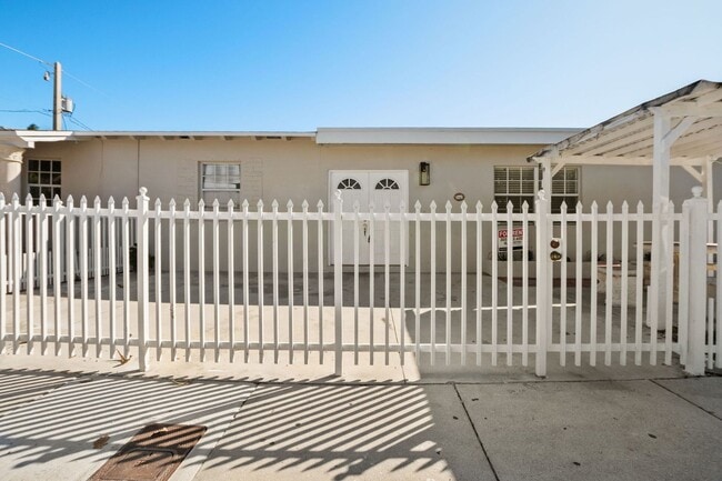 Building Photo - Comfortable 3-Bedroom Multifamily Home in Prime Miami Location (Water and electricity are included)