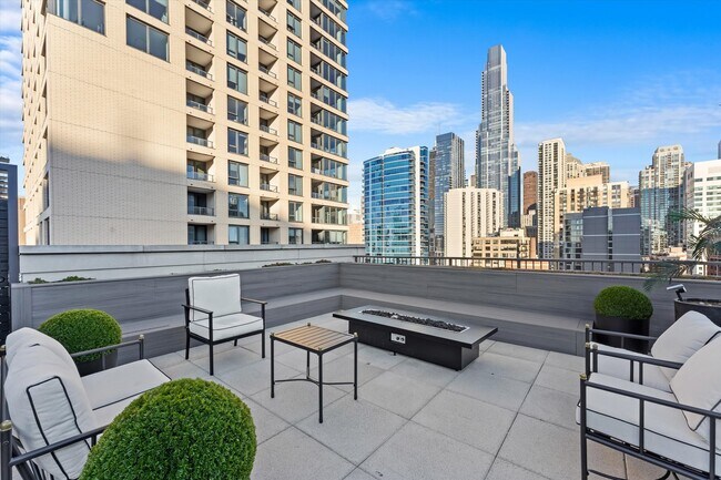 Building Photo - 707 N Wells St