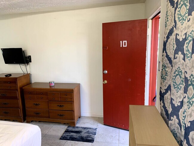 Building Photo - Hideout Room # 10