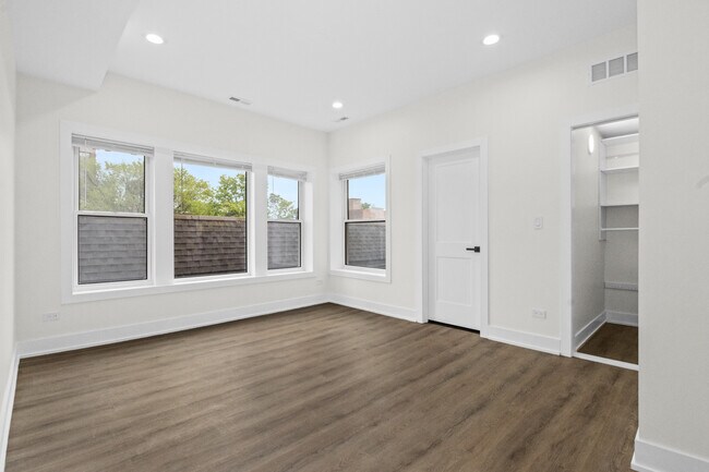 Building Photo - 4338 N Clarendon Ave