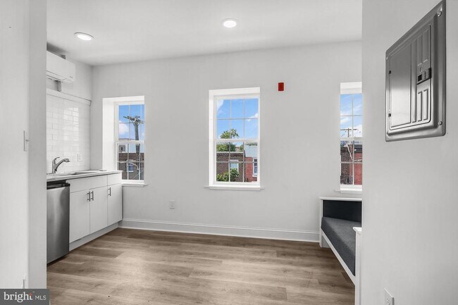 Primary Photo - 2046 E Huntingdon St