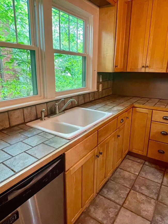 Building Photo - Beautiful Historic Kenilworth 3 bed, 1.5 b...