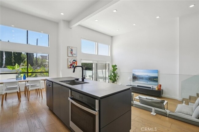 Building Photo - 15 Waterway