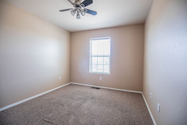 Building Photo - 4 Bedroom 3 bath Beautiful Home