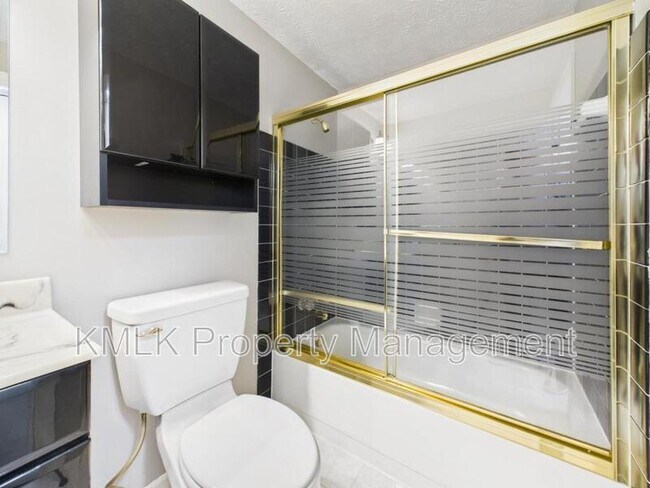 Building Photo - 874 Pleasant St