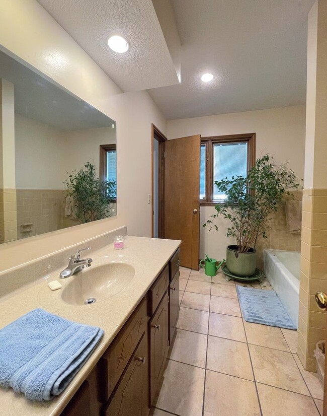 Building Photo - Updated 3 bed 2 bath home in great neighbo...