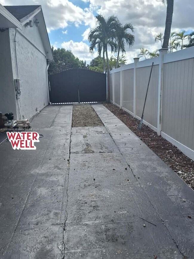 Building Photo - 13437 SW 44th Ln